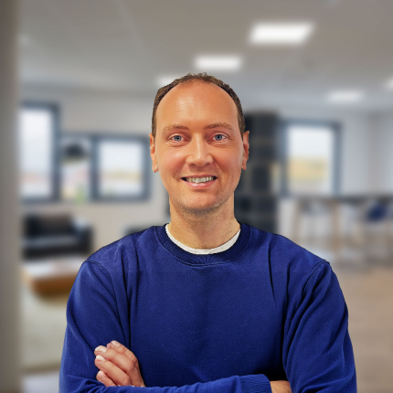 Speaker Thibaut Willemann against a blurred background