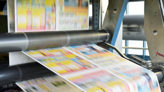 High-speed printing press producing full-colour printed sheets