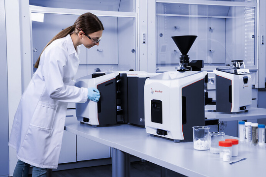 Laboratory employee replaces the dispersion unit of the image analyser