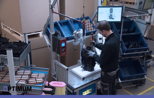 The intelligent assembly assistance system "Smart Klaus" guides employees step by step with digital assembly instructions.