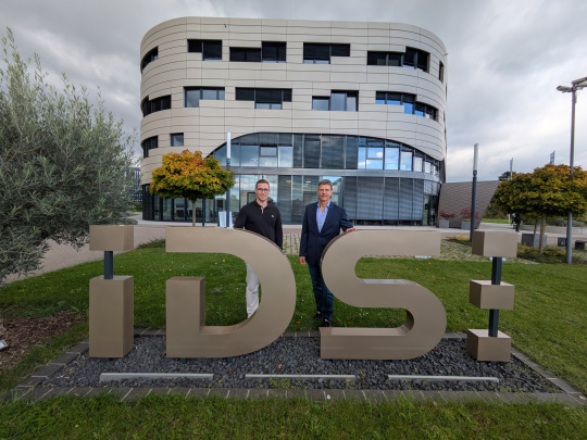 Award winner Jonas Gaißer and Professor Dr. Ing. Heiko Thimm in front of the IDS company building