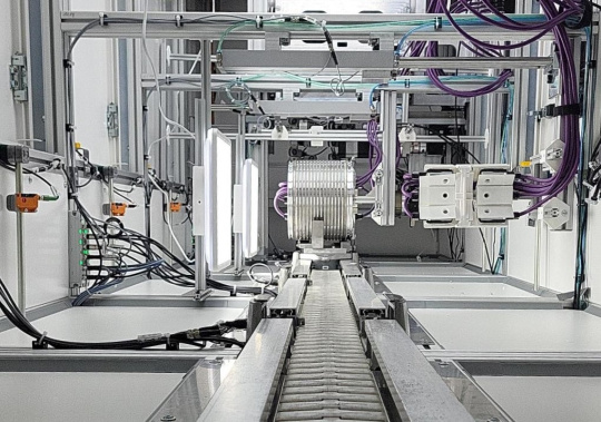 Test cell with electric motor housing in the background, surrounded by numerous IDS cameras