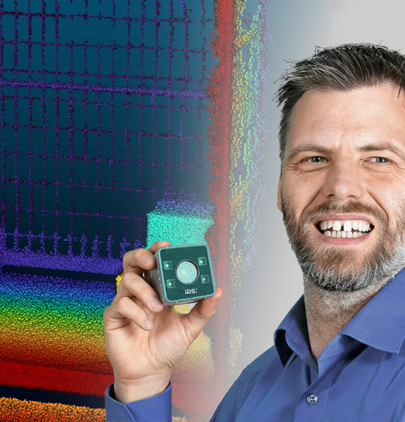IDS Product Manager Patrick Schick with the Nion 3D camera and a point cloud.