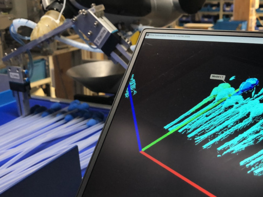 A three-dimensional point cloud of the many catheters is displayed on a screen.