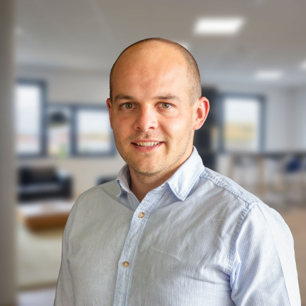 Speaker Moritz Fuchs in front of a blurred background