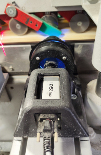 IDS NXT rio camera detects fluorescent glue joints in parquet flooring