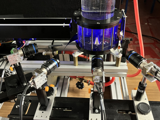 Test setup with several EVS industrial cameras for 3D flow diagnostics on a transparent container