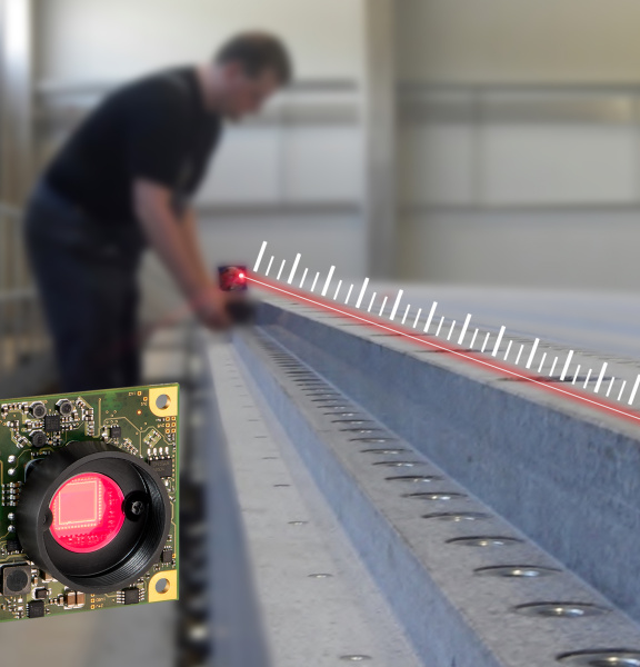 An optical straightness measuring device facilitates camera-supported component measurement in mechanical and plant engineering.
