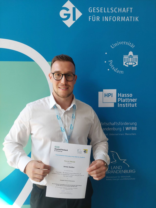 Jonas Gaißer presents his award
