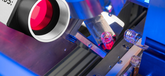 Intelligent multi-camera system for quality control of vaccine bottles