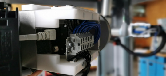 Setup consisting of a GigE Vision camera from IDS including lighting, mounted on a robot arm