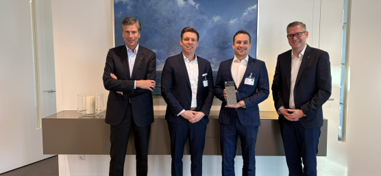 TRUMPF management presents award to IDS managing directors.