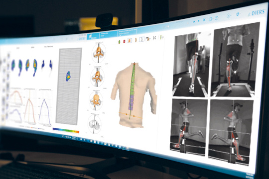 Various analyses of body movement are displayed on a wide screen.